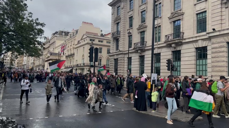 Iranpress: آلاف الأشخاص يتظاهرون في لندن للمطالبة بوقف الحرب في غزة + فيديو