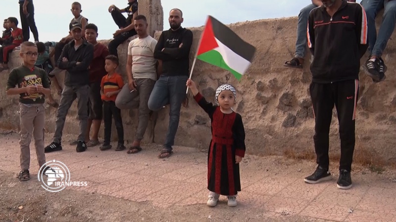 Iranpress: لاجئون فلسطينيون في مخيم خان دنون بسوريا يقيمون مسيرات تضامنًا مع أشقاءهم في غزة 