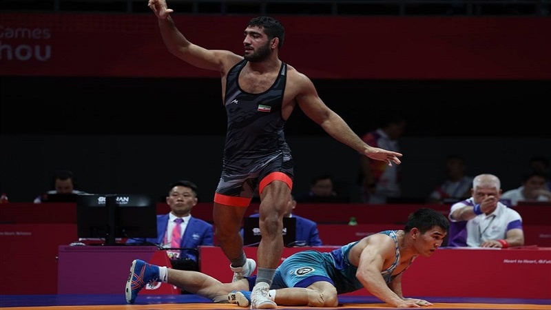 Iranpress: مصارع إيراني يحصد فضية المصارعة الرومانية في دورة الألعاب الآسيوية 