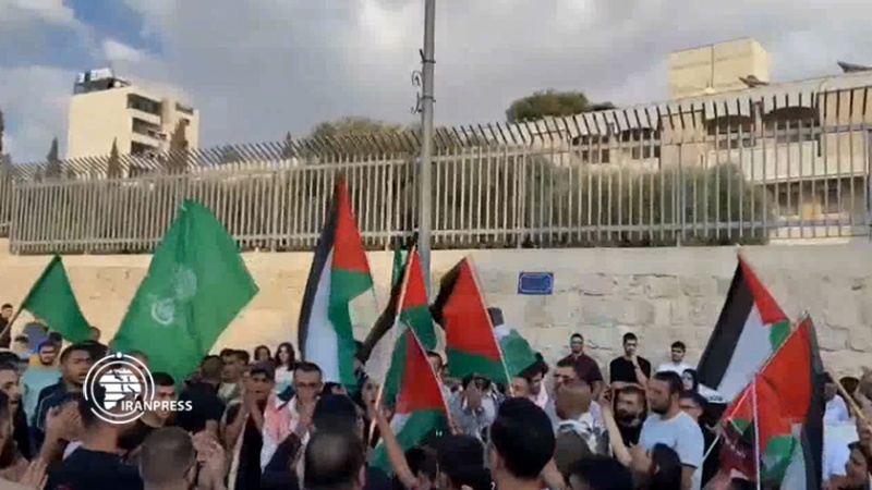 Iranpress: وقفة فلسطينيين في بيت لحم تنديدا بجرائم الاحتلال في غزة
