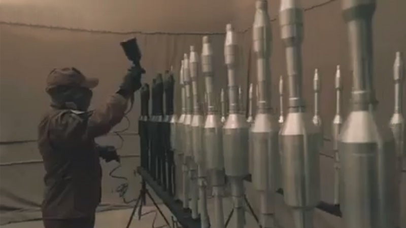 Iranpress: كتائب القسام تكشف عن قذيفة «الياسين» محلية الصنع المضادة للدروع + فيديو