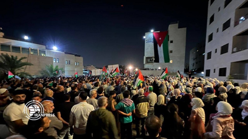 Iranpress: تجمع ليلي لداعمي فلسطين أمام السفارة الإسرائيلية في الأردن + فيديو