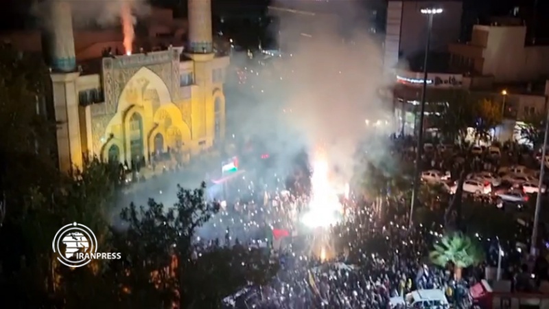 Iranpress: أهالي طهران ينظمون تجمعًا للاحتفال بعملية المقاومة ضد الاحتلال 