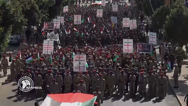 Iranpress: شاهد بالصور والفيديو.. مسيرة عسكرية كبيرة في اليمن لدعم الشعب الفلسطيني ومقاومته الباسلة