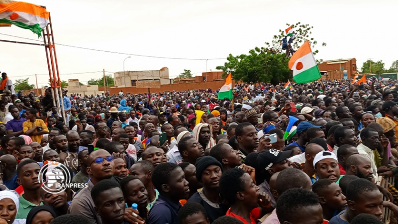 Iranpress: احتفالات شعبية في النيجر جراء مغادرة سفير فرنسا