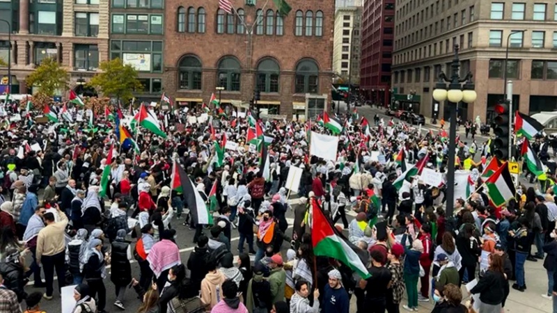Iranpress: تظاهرات في أمريكا تنديدا بالعدوان الإسرائيلي على غزة + فيديو