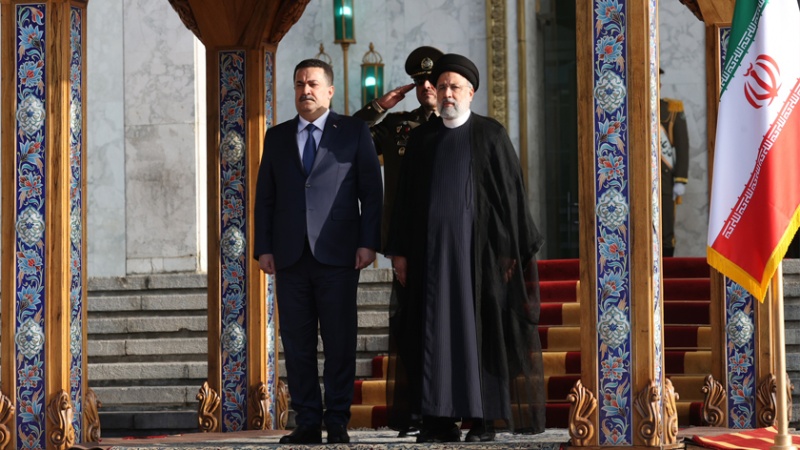 Iranpress: رئيسي يستقبل رئيس الوزراء العراقي في طهران