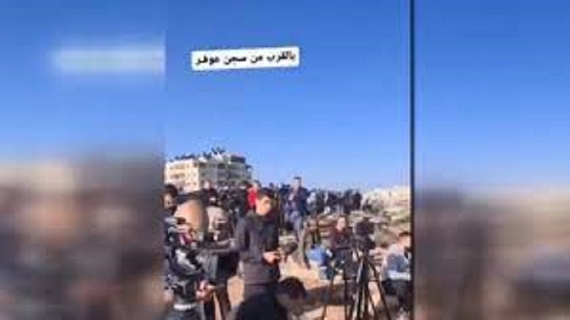 Iranpress: شاهد .. تواجد الصحفيين بالقرب من سجن عوفر للإفراج عن الدفعة الأولى من الأسرى الفلسطينيين
