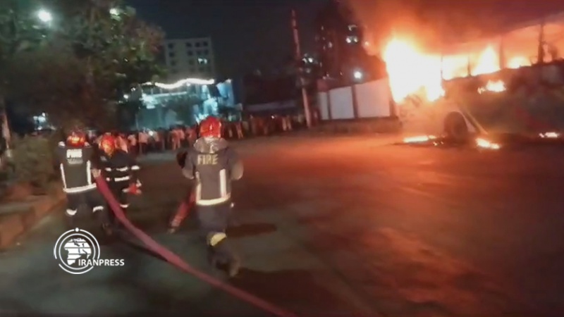 Iranpress: إحراق السيارات في دكا احتجاجًا على الانتخابات البرلمانية 