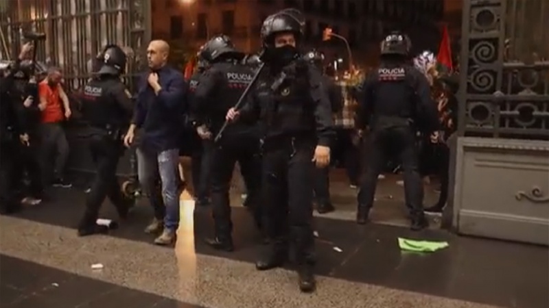 Iranpress: اشتباكات بين متظاهرين داعمين لفلسطين وقوات الشرطة في إسبانيا + فيديو 