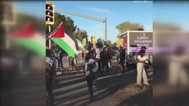 Iranpress: تظاهرات مؤيدين للفلسطينيين أمام مبنى ‘ميتا’ بالولايات المتحدة 