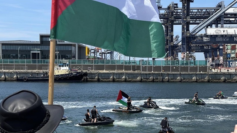Iranpress: أستراليا.. مؤيدون للفلسطينيين يمنعون سفينة إسرائيلية من الرسوّ