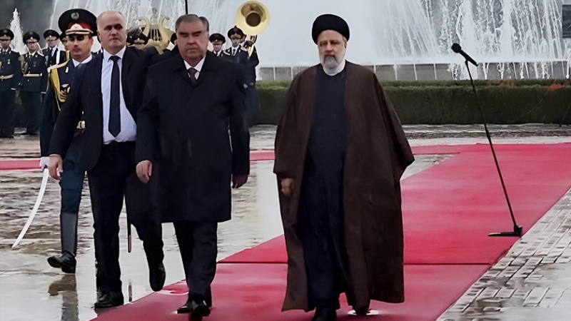 Iranpress: الرئيس الطاجيكي يستقبل رئيسي 