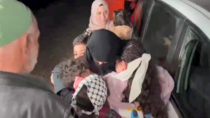 Iranpress: شاهد.. لحظة لقاء أسيرة محررة فلسطينية بأطفالها