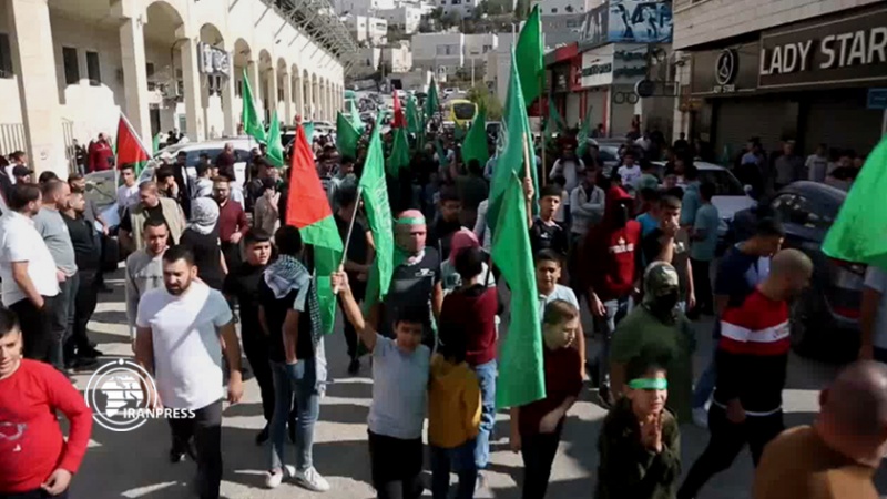Iranpress: تنظيم مسيرة في الخليل دعما لغزة والمقاومة