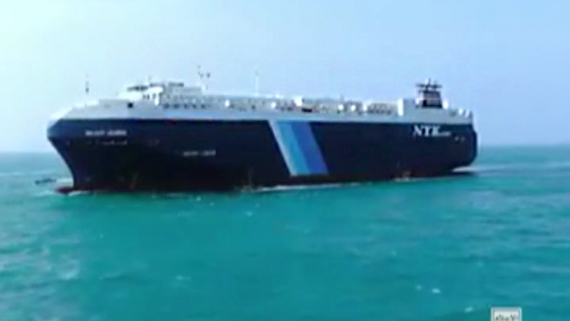 Iranpress: شاهد .. لحظة استيلاء أنصارالله على سفينة إسرائيلية 