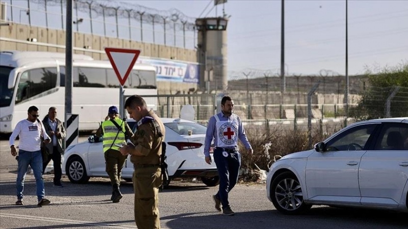 Iranpress: كتائب القسام تسلم 24 محتجزًا منهم 13 إسرائيليا بغزة 