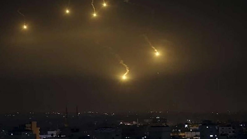 Iranpress: الدفاعات الجوية السورية تتصدى لهجمات صاروخية إسرائيلية على دمشق