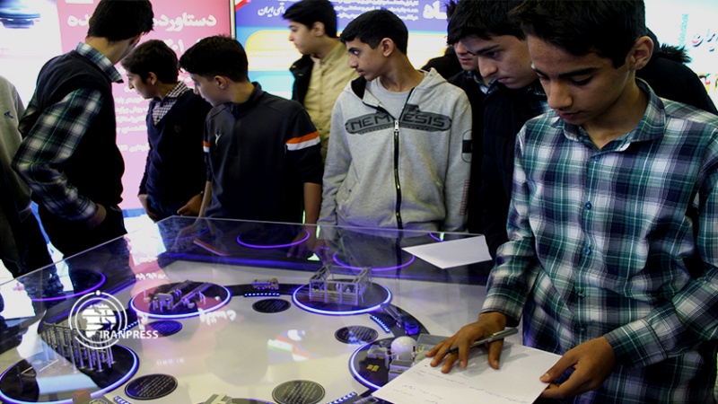 Iranpress: معرض الإنجازات الذرية الإيرانية في مدينة كرمان