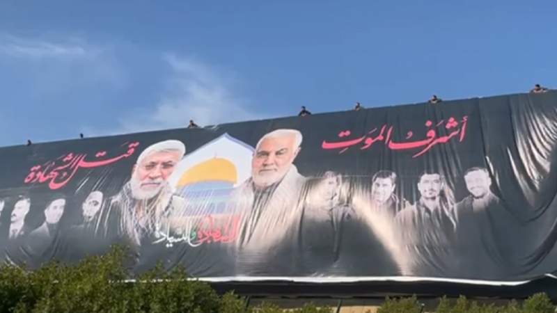 Iranpress: جدارية جديدة في موقع الاستشهاد على طريق مطار بغداد + فيديو