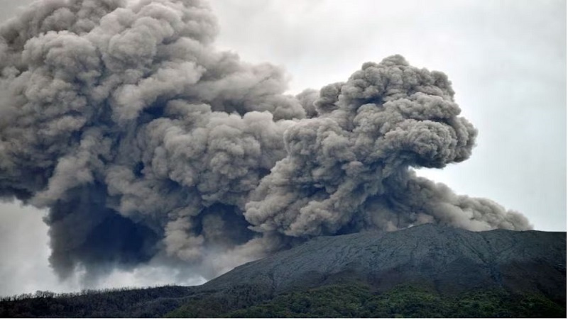Iranpress: 11 قتيلًا على الأقل جراء ثوران بركان في إندونيسيا