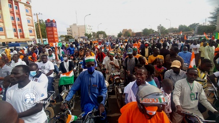 أبناء الشعب في النيجر يتظاهرون ضد أنصار السياسات الأمبرالية الفرنسية