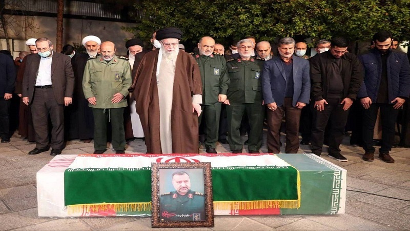 Iranpress: سماحة القائد يصلي الجنازة على جثمان الشهيد سيد رضي موسوي
