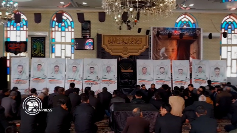 Iranpress: تشييع جثامين شهداء الاعتداء المسلح على مخفر في مدينة زاهدان 