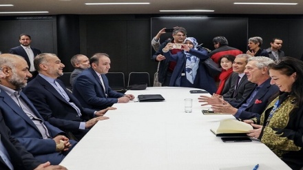 المفوض السامي للأمم المتحدة لشؤون اللاجئين يلتقي وزير الخارجية الإيراني في جنيف