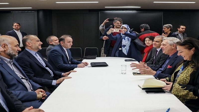 Iranpress: المفوض السامي للأمم المتحدة لشؤون اللاجئين يلتقي وزير الخارجية الإيراني في جنيف