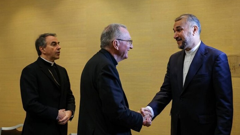 Iranpress: وزير الخارجية يلتقي رئيس وزراء الفاتيكان 