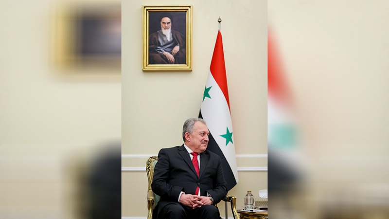Iranpress: رئيس الوزراء السوري حسين عرنوس يصل إلى طهران 