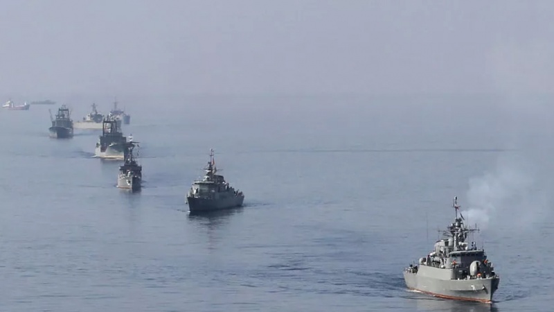 Iranpress: حرس الثورة الإسلامية يوقف سفينتين تحملان وقودا مهربا في الخليج الفارسي