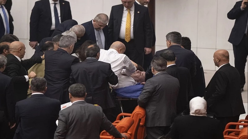 Iranpress: نائب تركي يصاب بنوبة قلبية أثناء إلقاء كلمة في البرلمان 