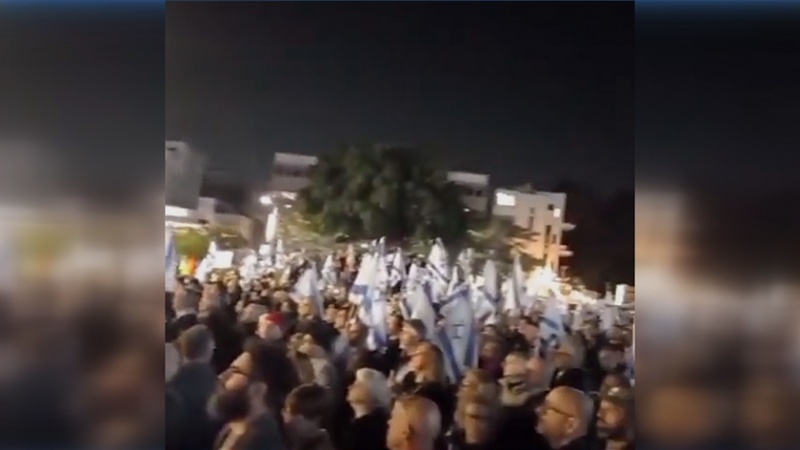 Iranpress: مظاهرة لعائلات الأسرى الإسرائيليين في تل أبيب + فيديو