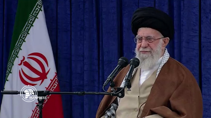 Iranpress: قائد الثورة الإسلامية : الانتخابات تمنع الديكتاتورية والفوضى وانعدام الأمن