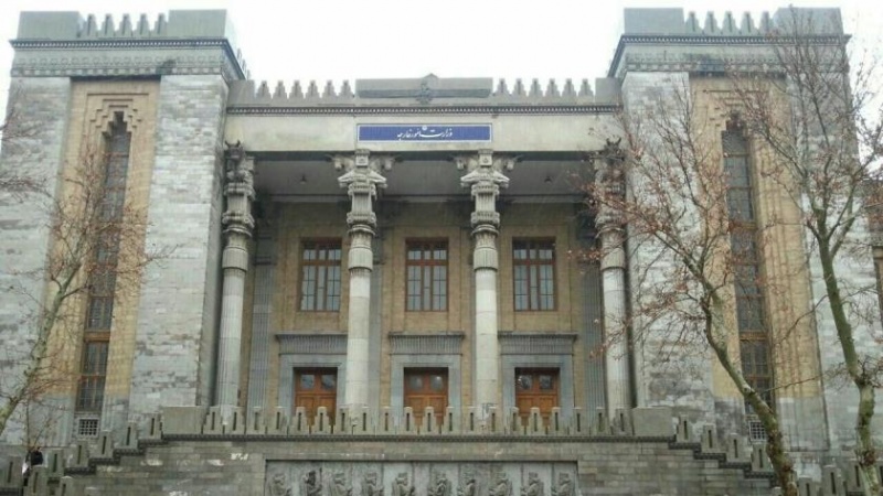 Iranpress: الخارجية الايرانية تستدعي القائم بالأعمال الروسي في طهران