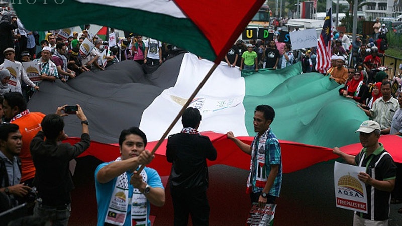 Iranpress: وقفة مناهضة للصهيونية بالقرب من السفارة الأمريكية في عاصمة ماليزيا