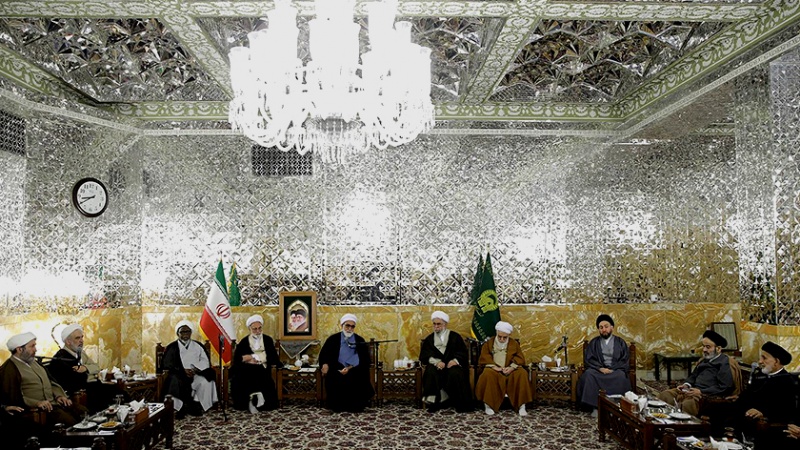 Iranpress:  يجب على السفراء والملحقين الثقافيين أن يسهلوا زيارة عشاق الإمام الرضا (ع ) 