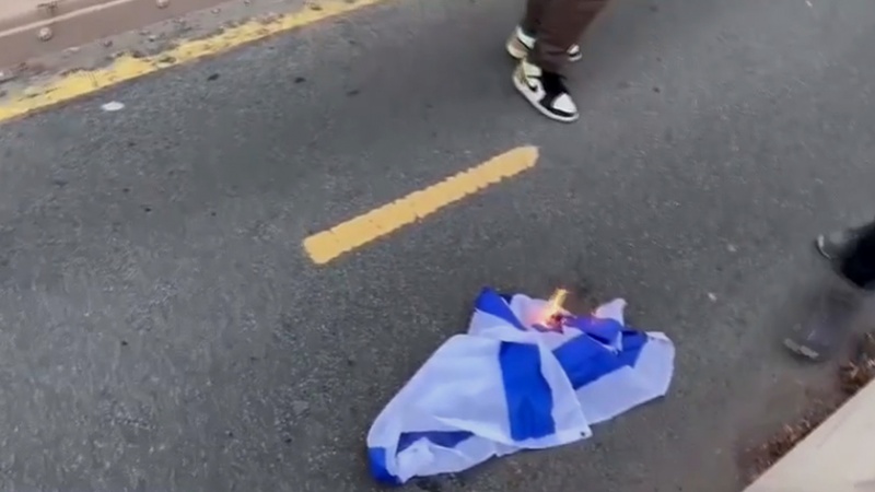 ایران برس: شاهد .. حرق العلم الصهيوني في نيويورك 