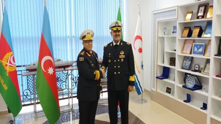 قائد القوة البحرية للجيش الإيراني يلتقى سلطات جمهورية أذربيجان 