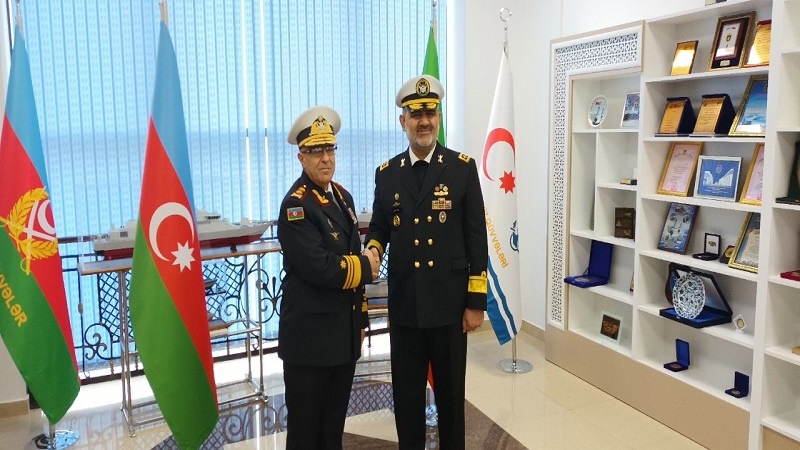 Iranpress: قائد القوة البحرية للجيش الإيراني يلتقى سلطات جمهورية أذربيجان 