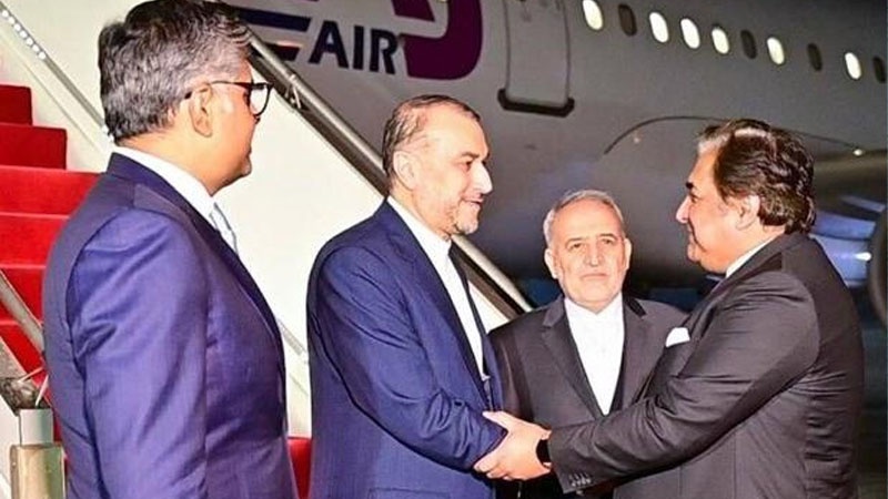 Iranpress: وزير الخارجية الإيراني يصل إلى إسلام آباد