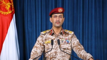 القوات المسلحة اليمنية تستهدف مدمرة أميركية في البحر الأحمر