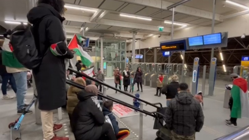 Iranpress: اعتصام داخل محطة قطار في مدينة زاندام الهولندية إسناداً للفلسطينيين + فيديو 