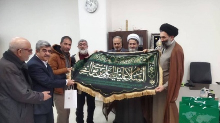 مجموعة من النشطاء المثقفين الأتراك تزور مشهد المقدسة