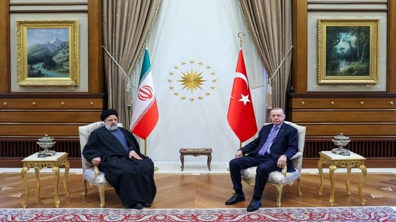Iranpress: رئيسي وأردوغان يتفقان على توسيع التعاون السياسي والاقتصادي والأمني