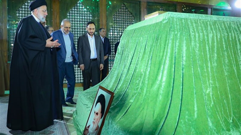 Iranpress: رئيسي وأعضاء حكومته يزورون مرقد الإمام الخميني (رض)