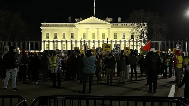Iranpress: تظاهرات أمام البيت الأبيض احتجاجًا على العدوان الأمريكي على اليمن