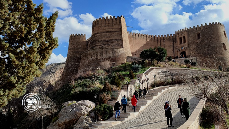 Iranpress: مهرجان الثقافة والأطعمة للقوميات الإيرانية في قلعة فلك الأفلاك في خرم آباد